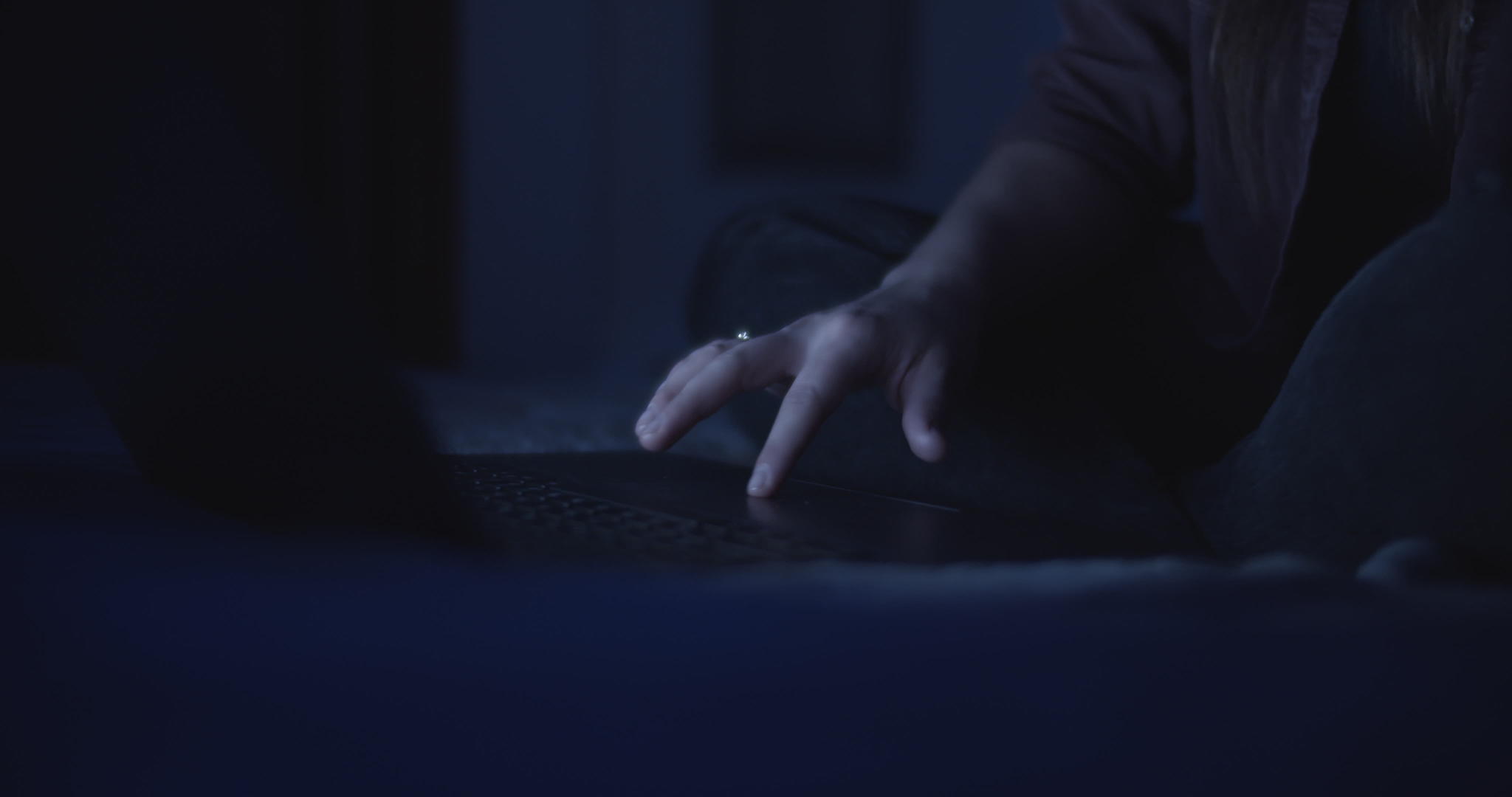 女性在电脑上使用触摸板视频的预览图