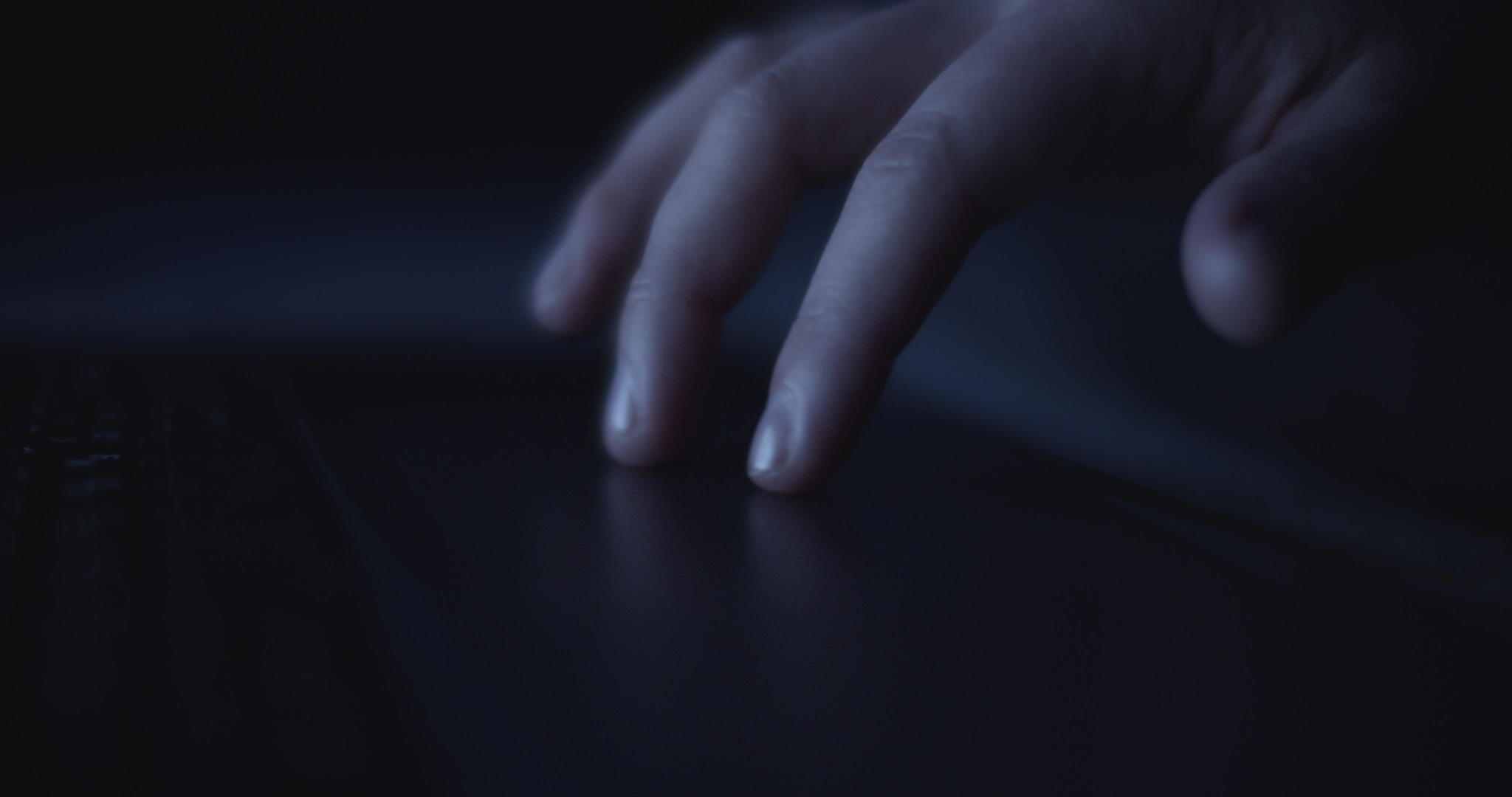 女性手动滚动笔记本电脑触摸板视频的预览图