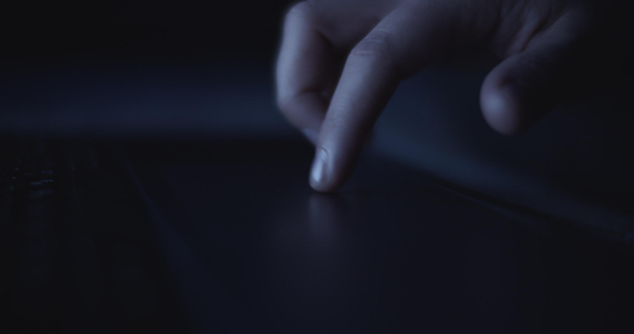 使用电脑触摸板的手指视频的预览图
