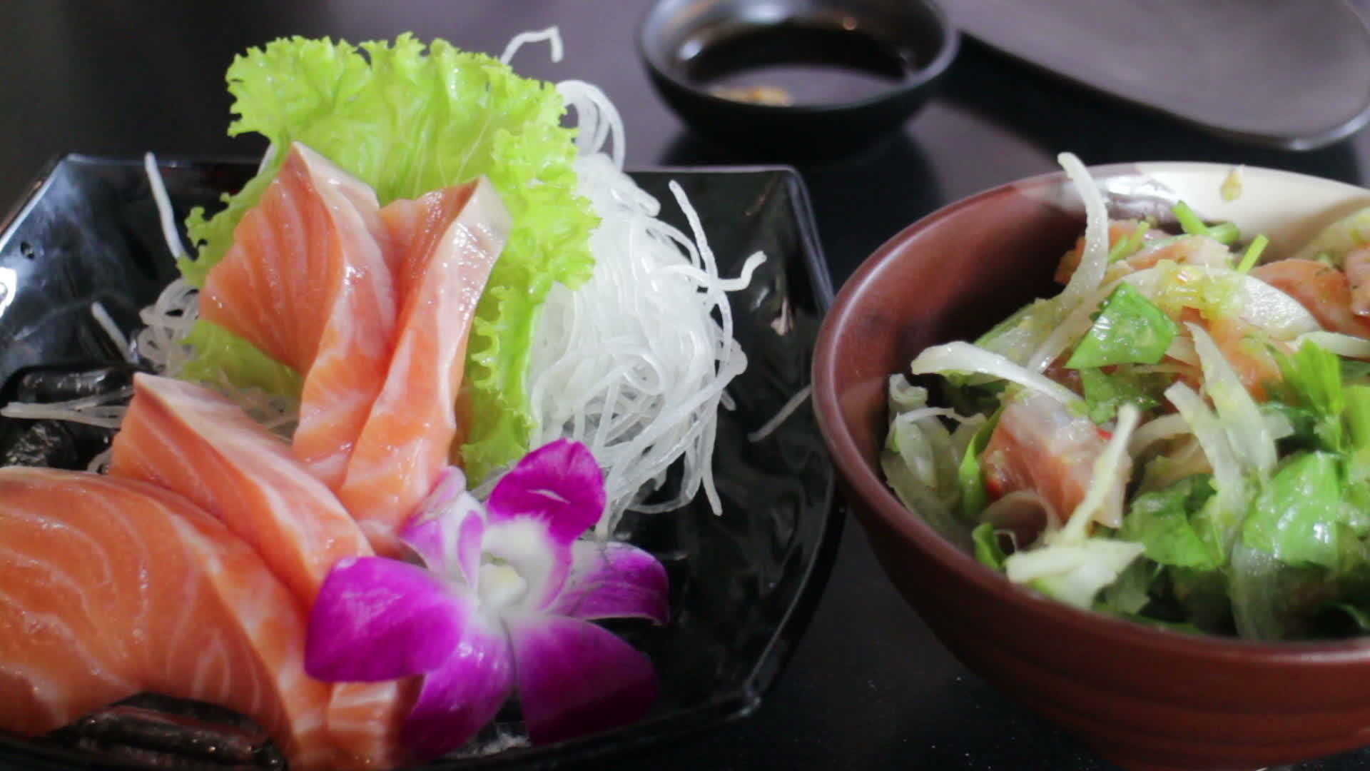 三文鱼牛排红鱼健康餐视频的预览图