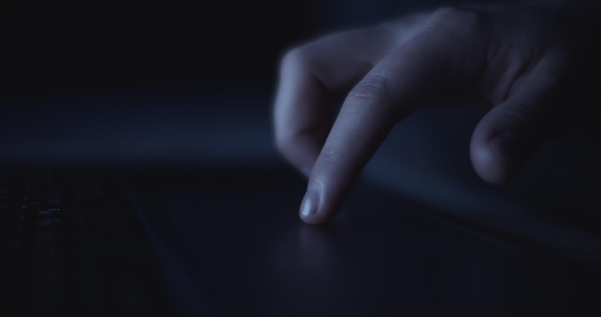使用笔记本电脑触摸板的手指视频的预览图