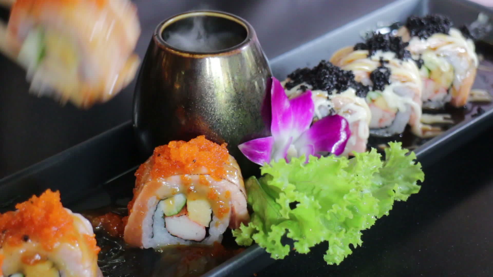 用橙汁享受鲑鱼寿司上的筷子视频的预览图