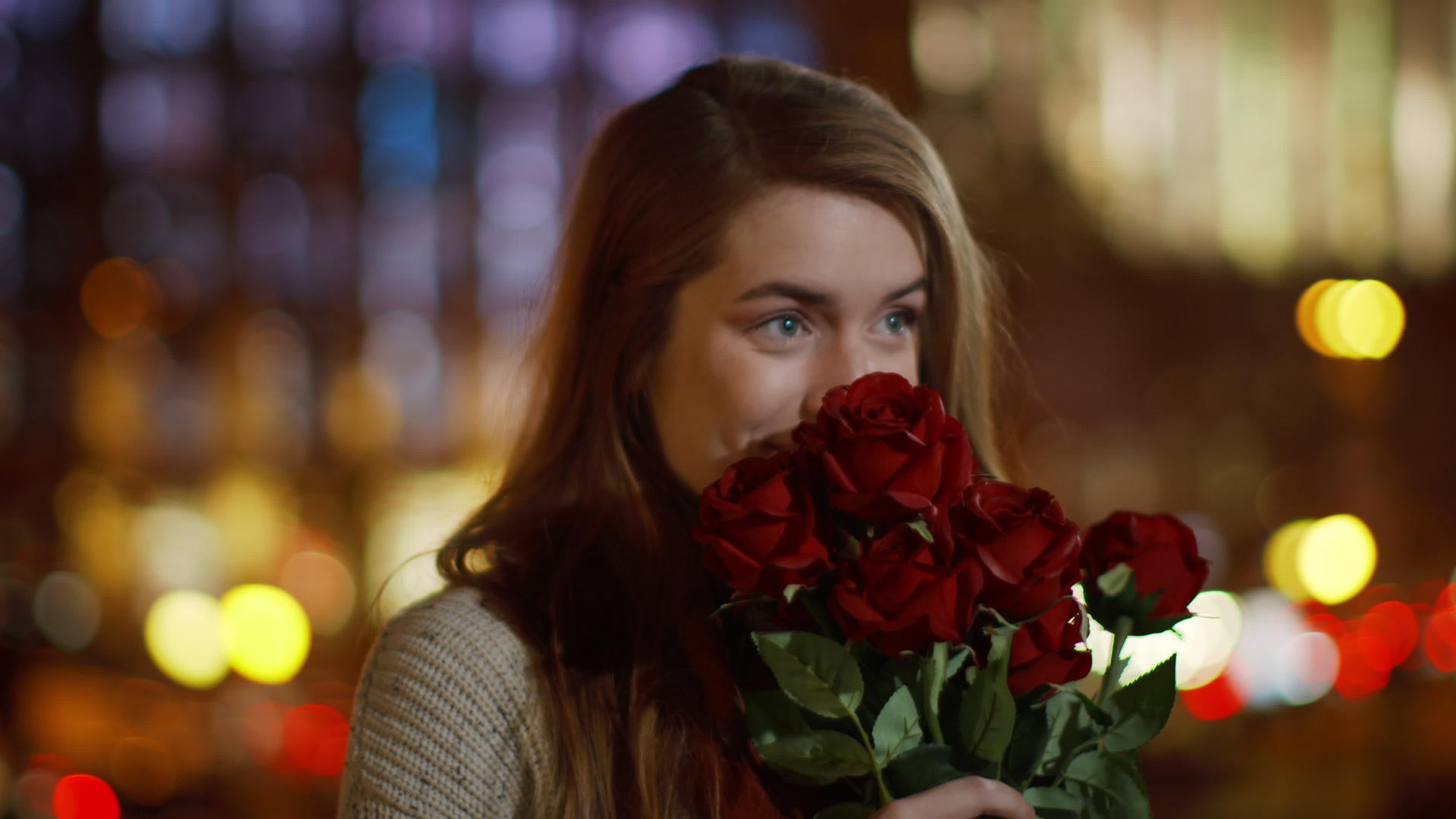 浪漫的女孩闻到了户外鲜花的味道视频的预览图