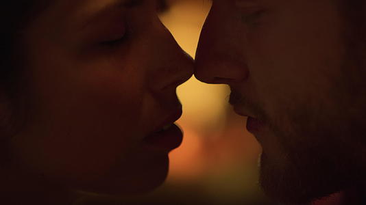 特写性感情侣的脸在浪漫蜜月上视频的预览图