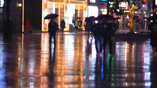 城市下雨夜晚灯光街景地面反光倒影行人4k素材视频的预览图