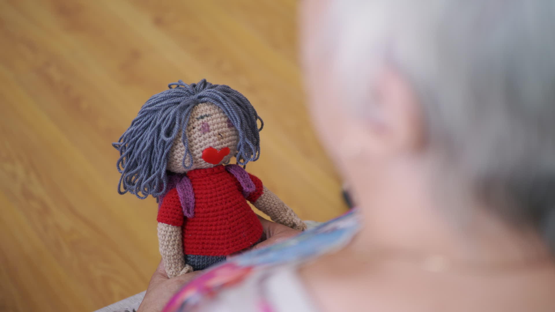 老妇人手里拿着一个手工制作的娃娃关上了老祖母手里拿着一个娃娃视频的预览图
