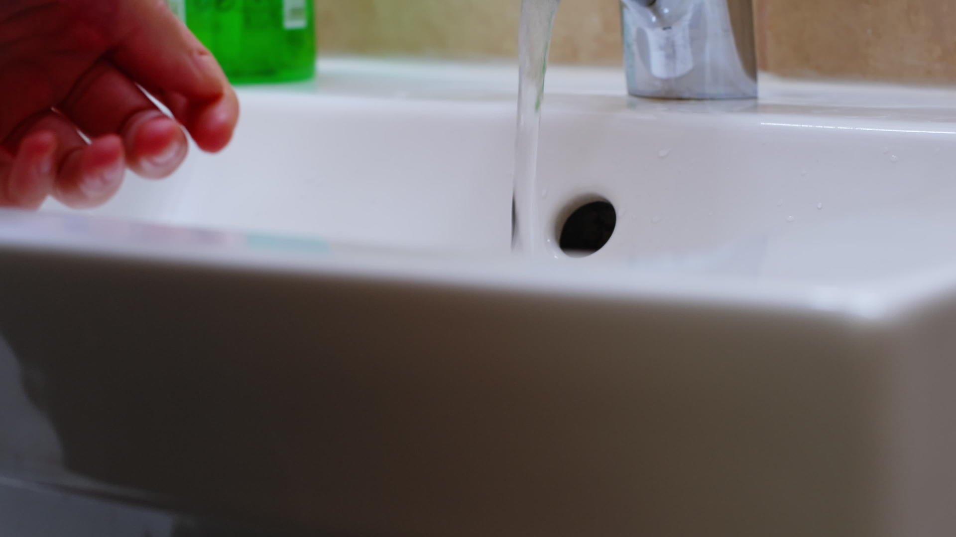 在科罗纳检疫期间妇女在浴室用抗菌肥皂洗手视频的预览图