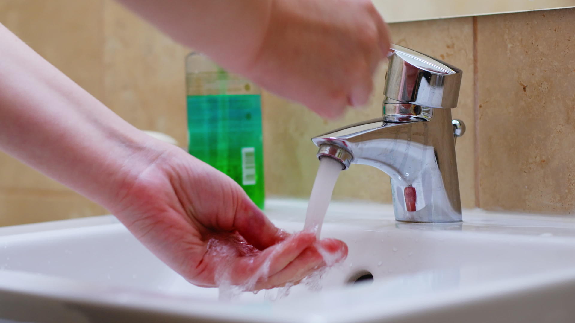 检疫期间妇女用抗菌肥皂洗手视频的预览图