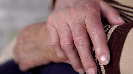 老化过程老资深女性双手起皱皮肤视频的预览图