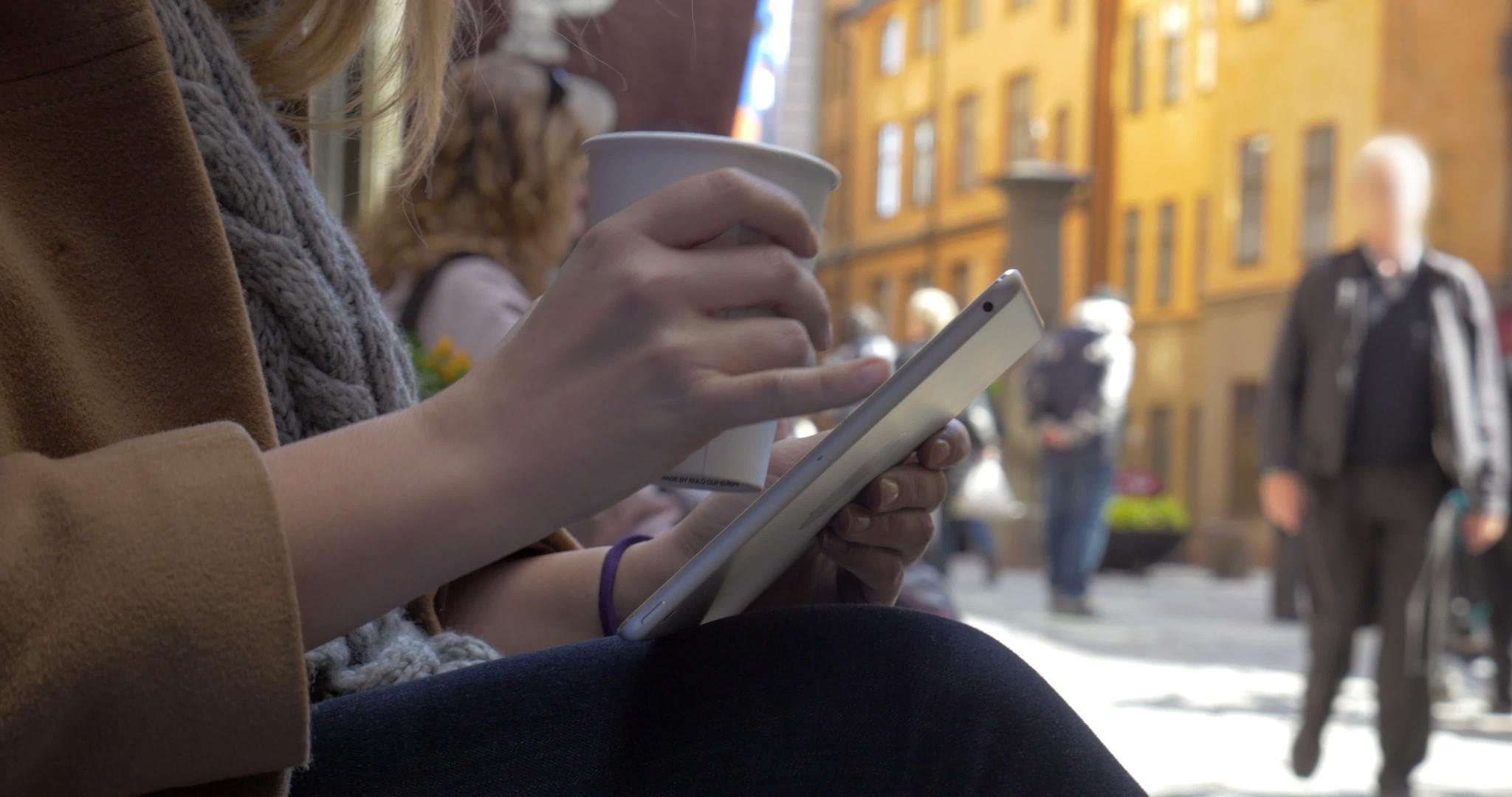 在城市街道上使用平板电脑的妇女视频的预览图
