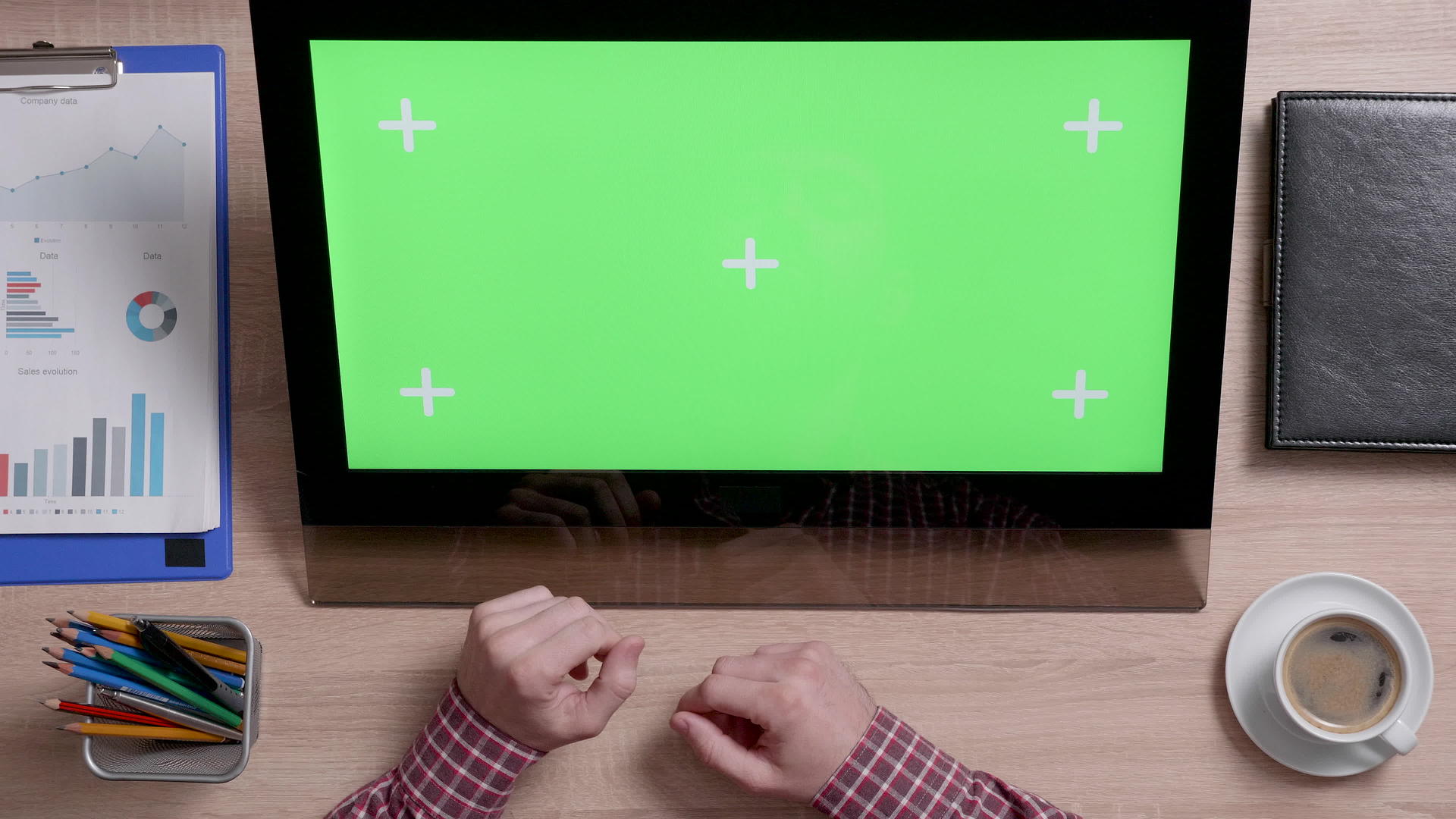 绿屏触摸监视器左侧滚动的手向上方的男子视图视频的预览图
