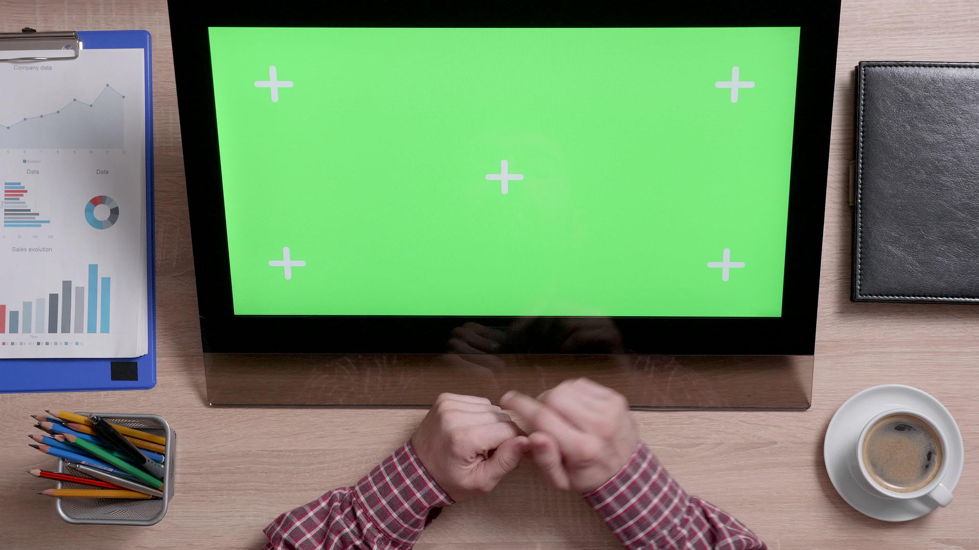触摸监视器上方的绿色屏幕左下角一只手触摸人的视图视频的预览图