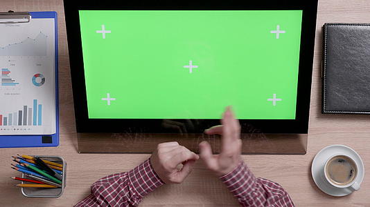 使用大型显示器的触摸屏和绿色屏幕来查看顶部的人手视频的预览图