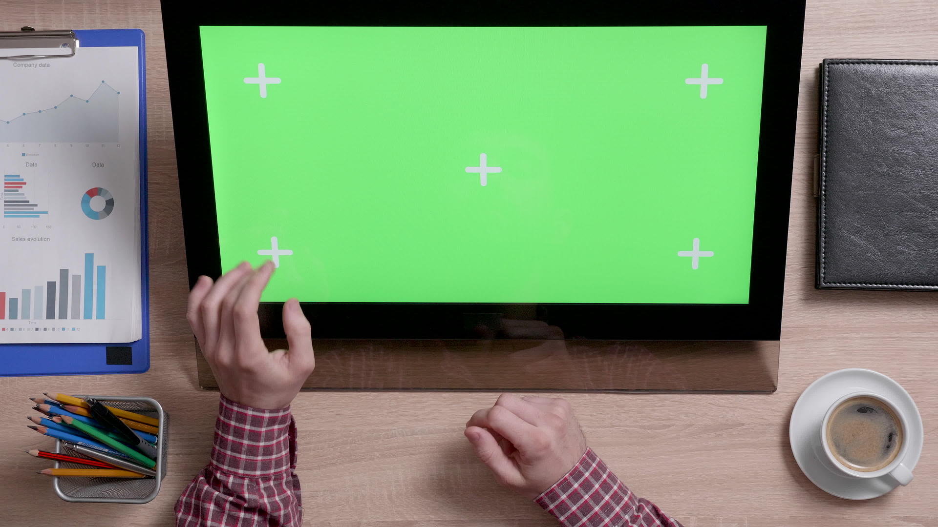 触摸监视器上方的绿色屏幕左下角被男人的手触摸的视图视频的预览图