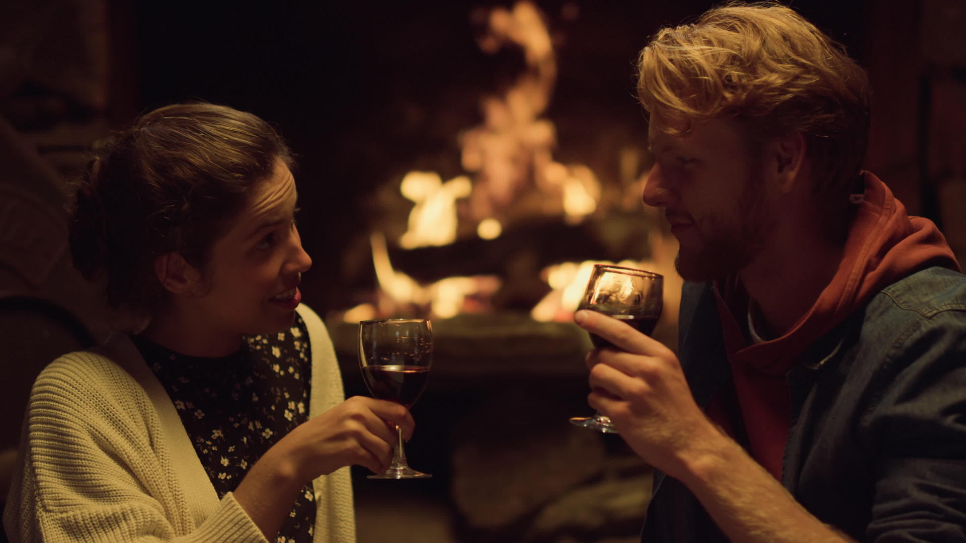 夫妇俩在壁炉旁庆祝晚上约会视频的预览图