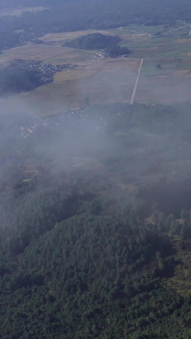 云南腾冲风景区火山口热气球穿云南视频的预览图