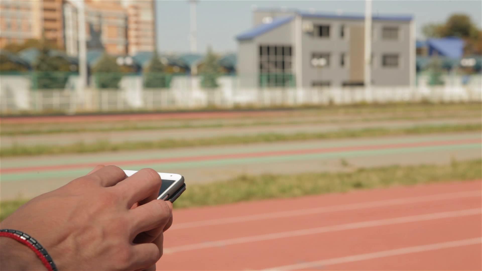 男性在体育场准时跑步视频的预览图