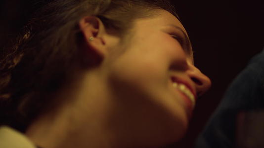 性格开朗的女人脸上带着微笑表达幸福视频的预览图