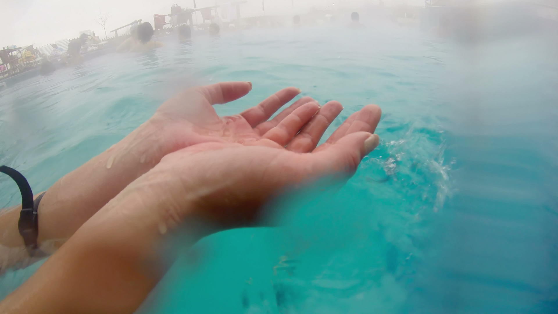 手握水滴的视频的预览图