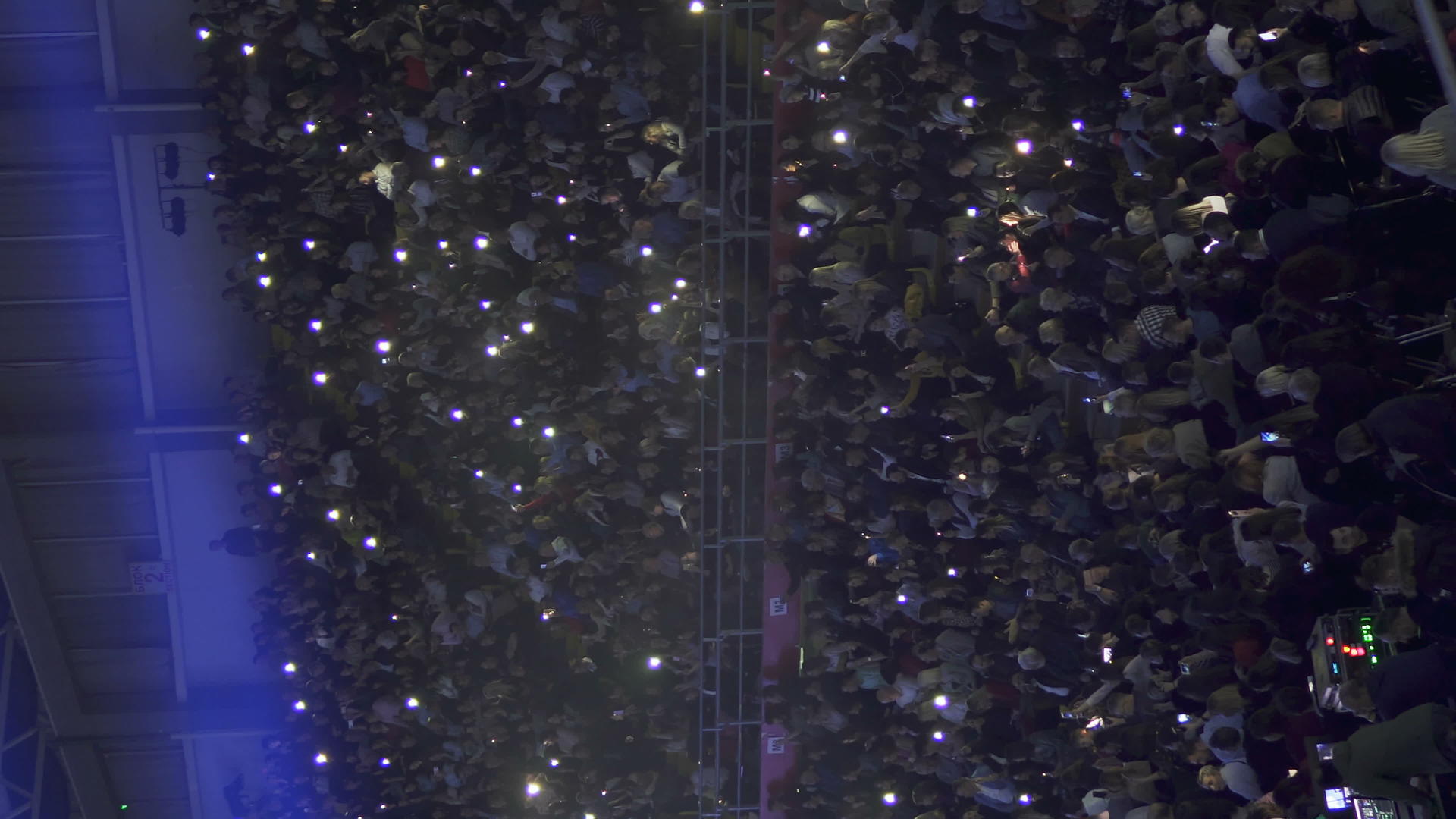 许多明亮的智能手机手电筒在音乐会上充满了体育场视频的预览图