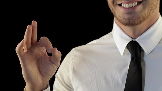 一名男子个标志上折叠手指视频的预览图