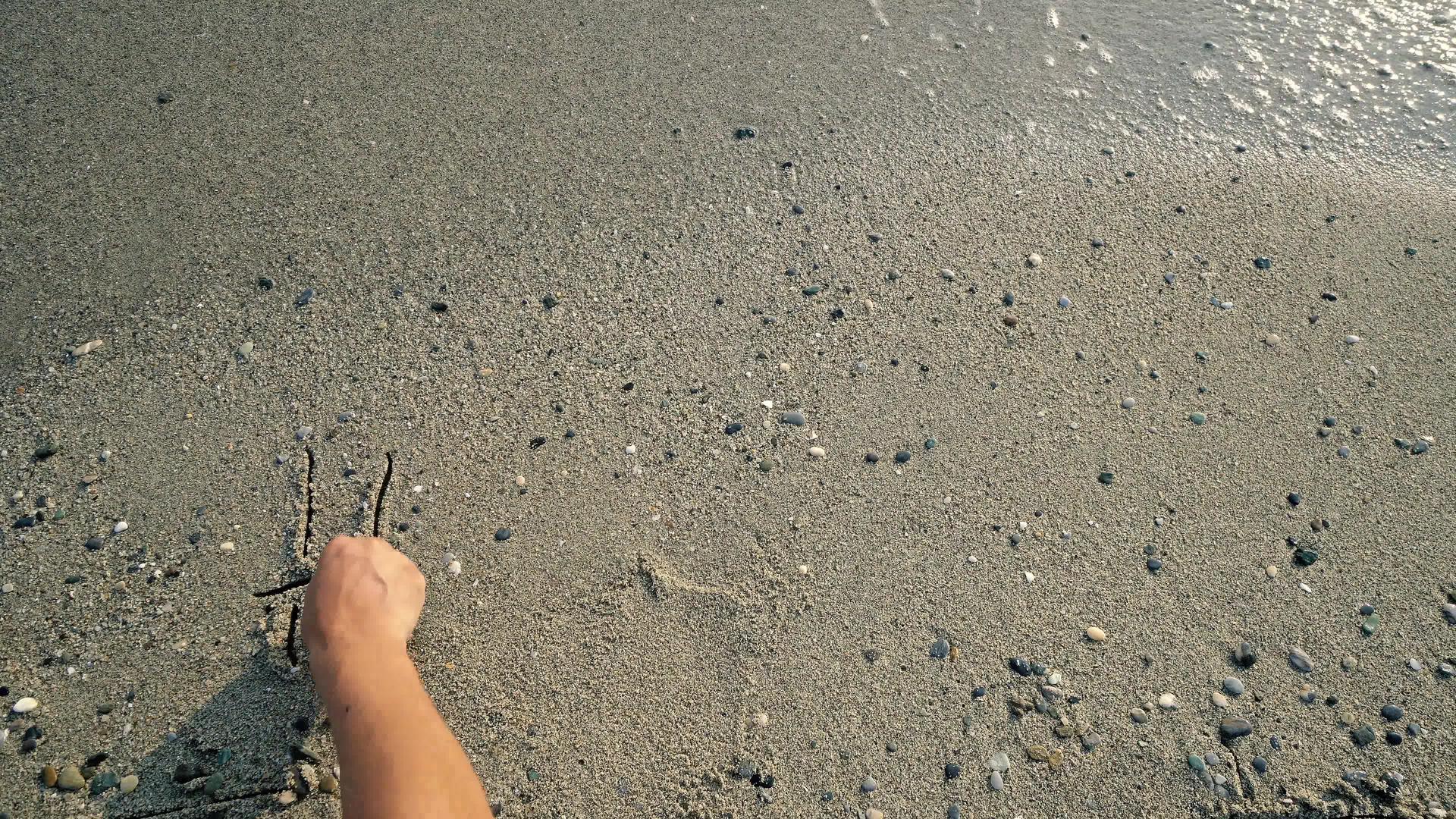 海滩上的沙子和被海浪冲洗的沙子被写成假日视频的预览图