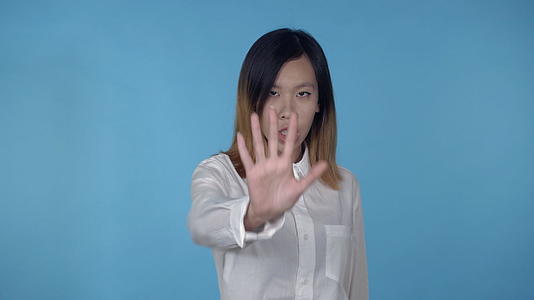 美丽的韩国女性显示符号停止infowhatsthis视频的预览图