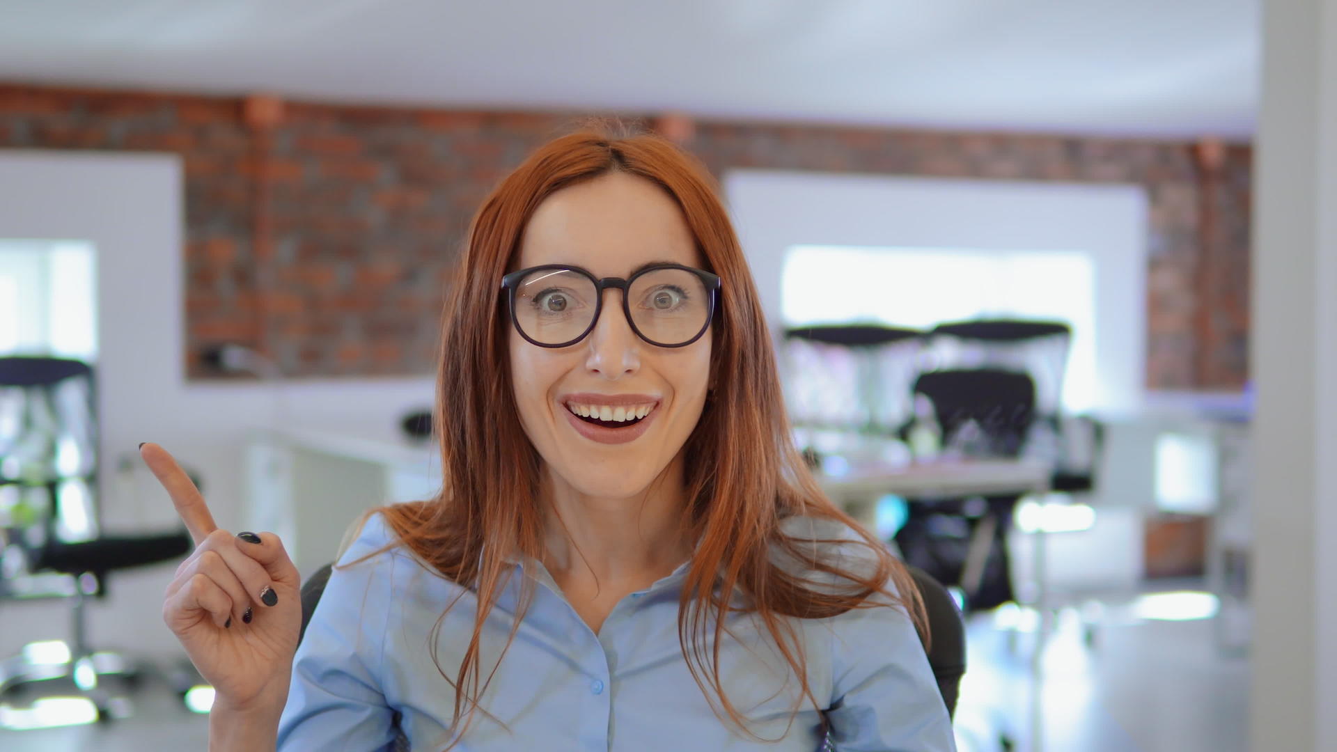 工作场所的红发女性视频的预览图