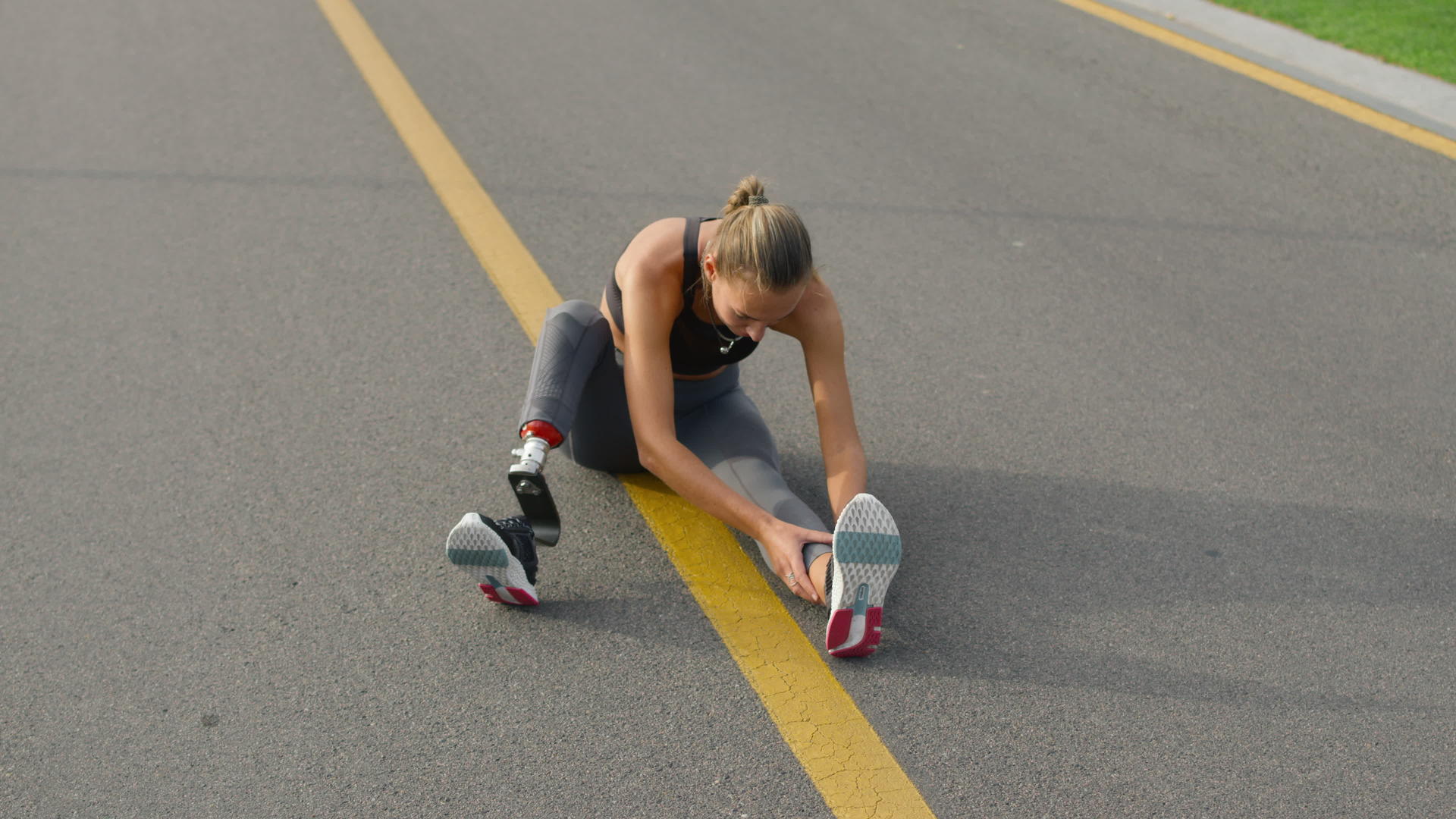 残疾妇女在跑步表面伸展双腿视频的预览图