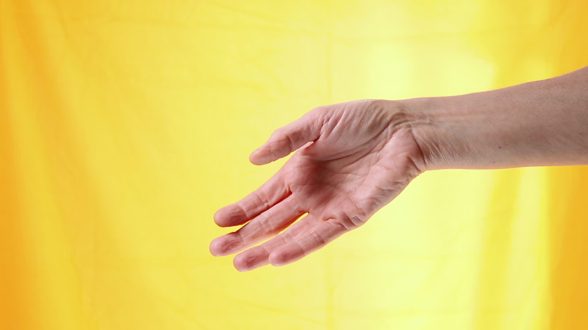 黄色背景上的手动手势视频的预览图
