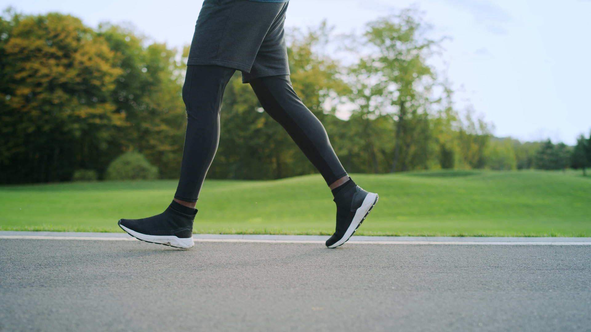 路上慢跑的运动鞋视频的预览图