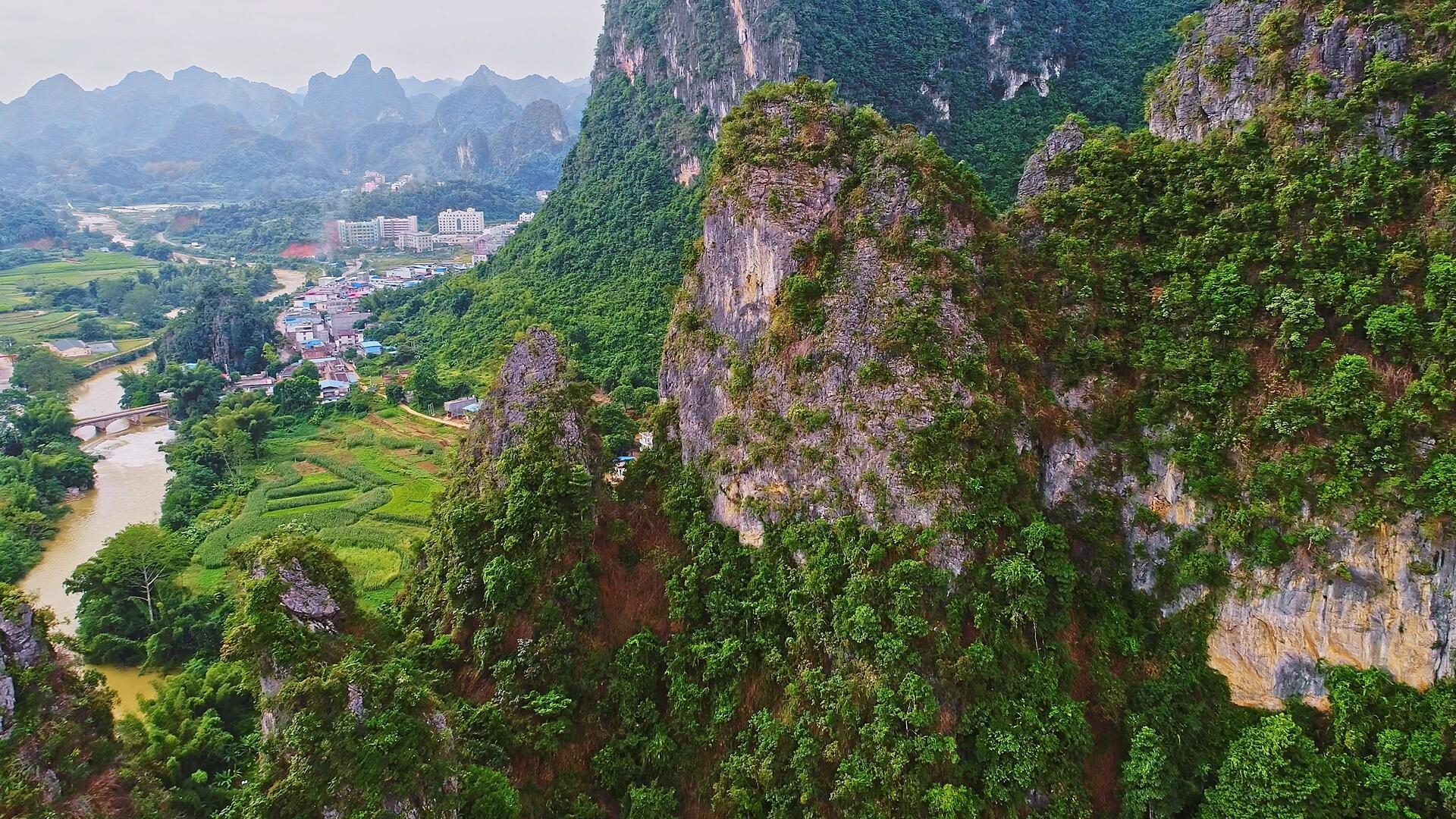 广西青山绿水雅丹地貌群山视频的预览图