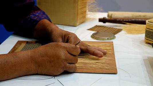 编织竹条形成传统手法视频的预览图