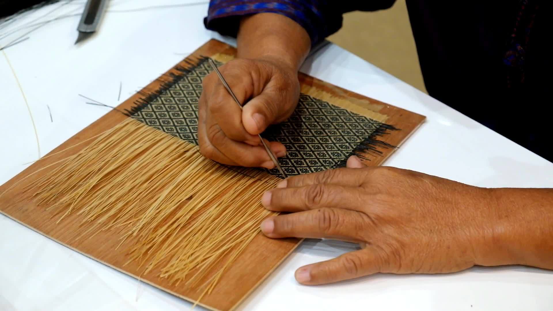 女工匠用手编织竹条来制造泰赫特或克希德模型视频的预览图