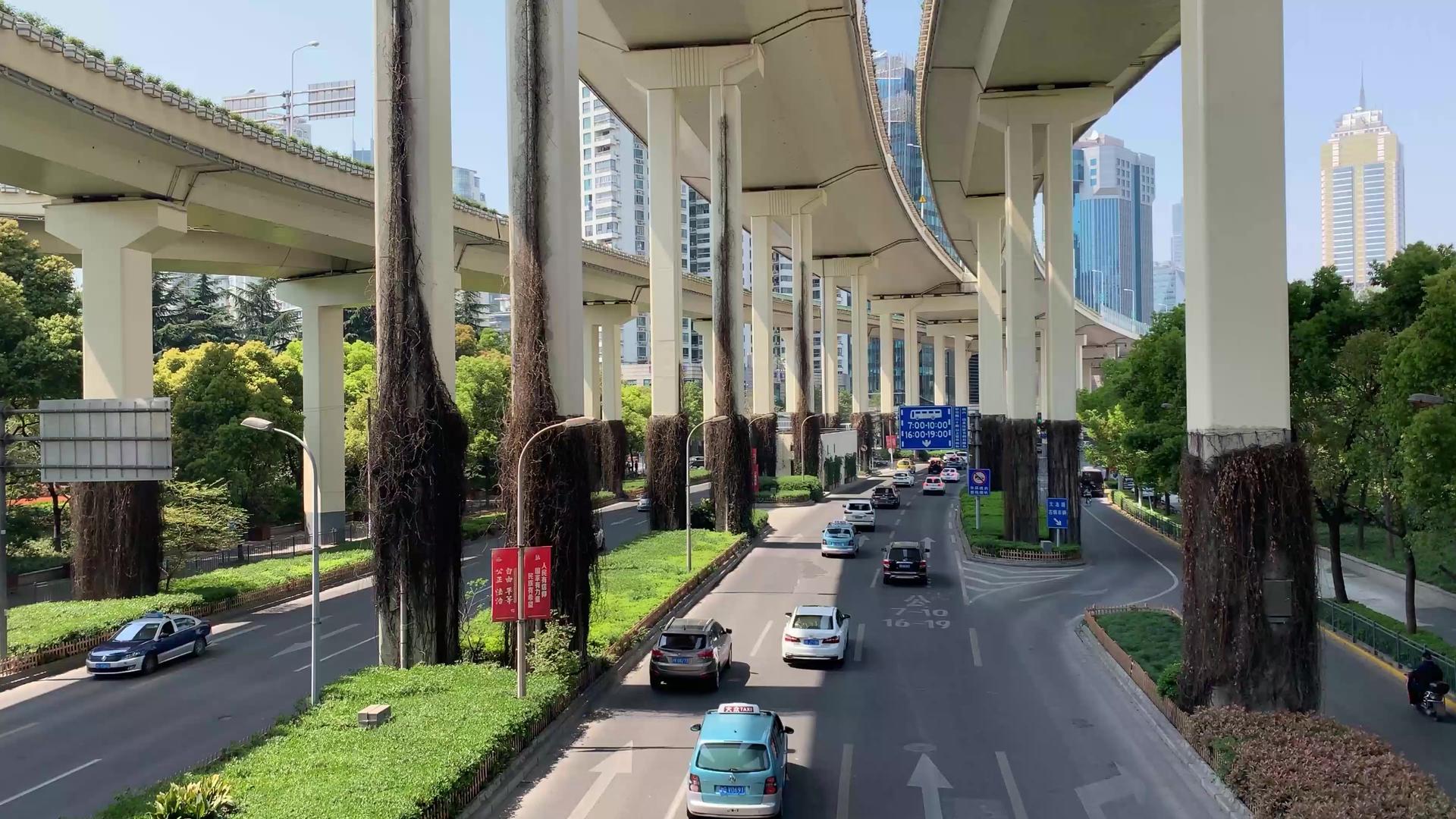上海高架桥与地面交通延时4K视频视频的预览图