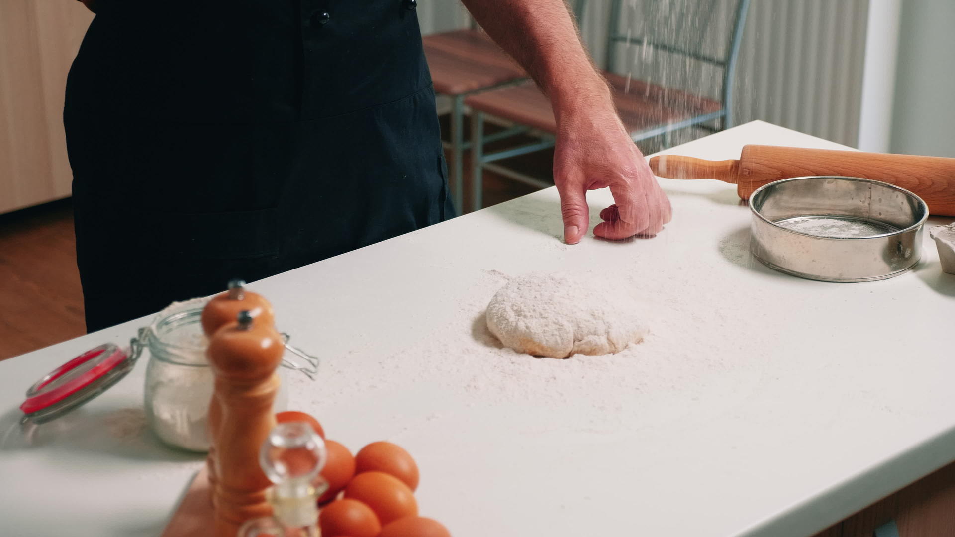 面包师把面粉倒在面团上做面包视频的预览图