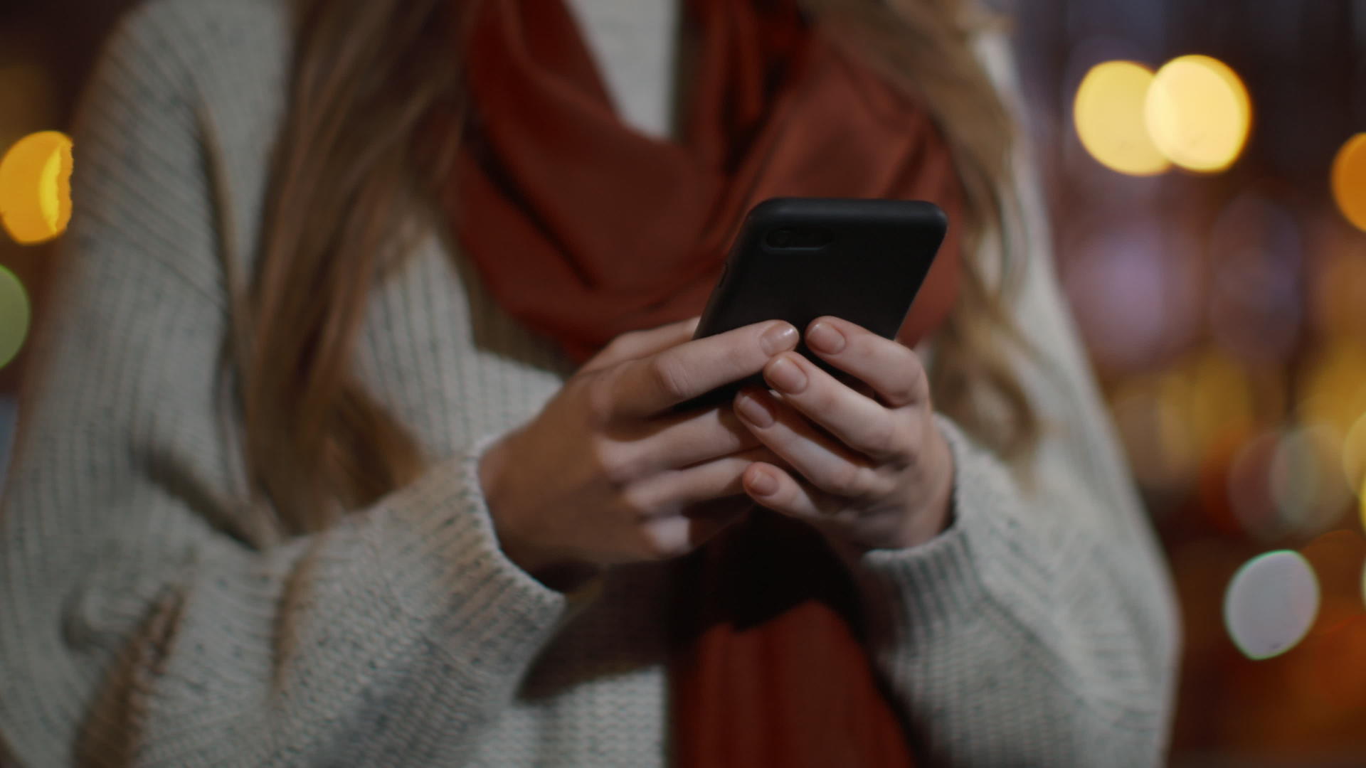 女性手触摸电话屏幕在户外视频的预览图