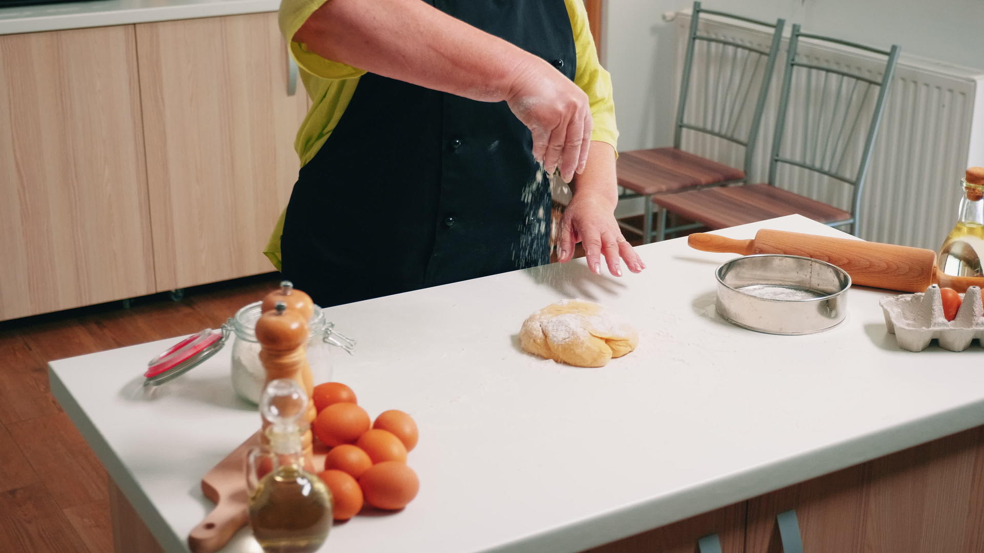 退休妇女用木制餐桌做饭视频的预览图