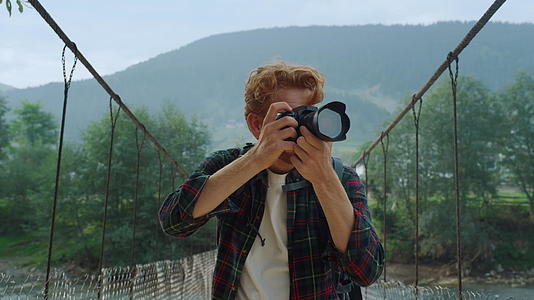 摄影师欣赏山脉自然特写视频的预览图