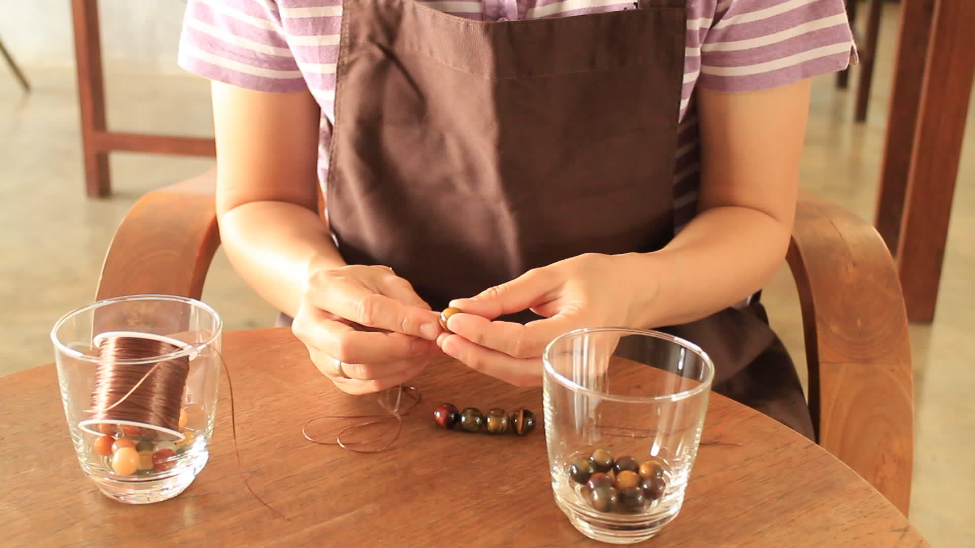石珠手镯是手工制作的视频的预览图