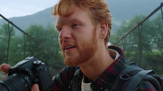 旅游者拍摄自然肖像视频的预览图