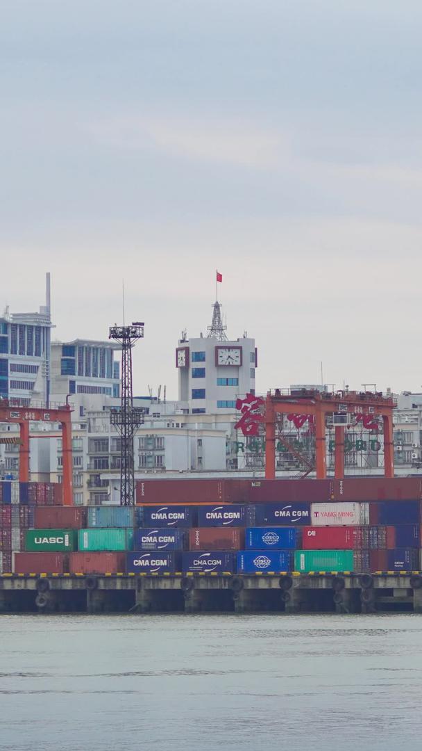繁忙码头下的城市工业发展视频的预览图