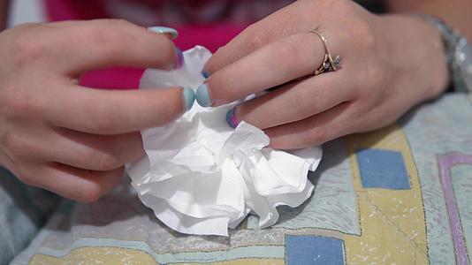 玫瑰用手工餐巾装饰视频的预览图