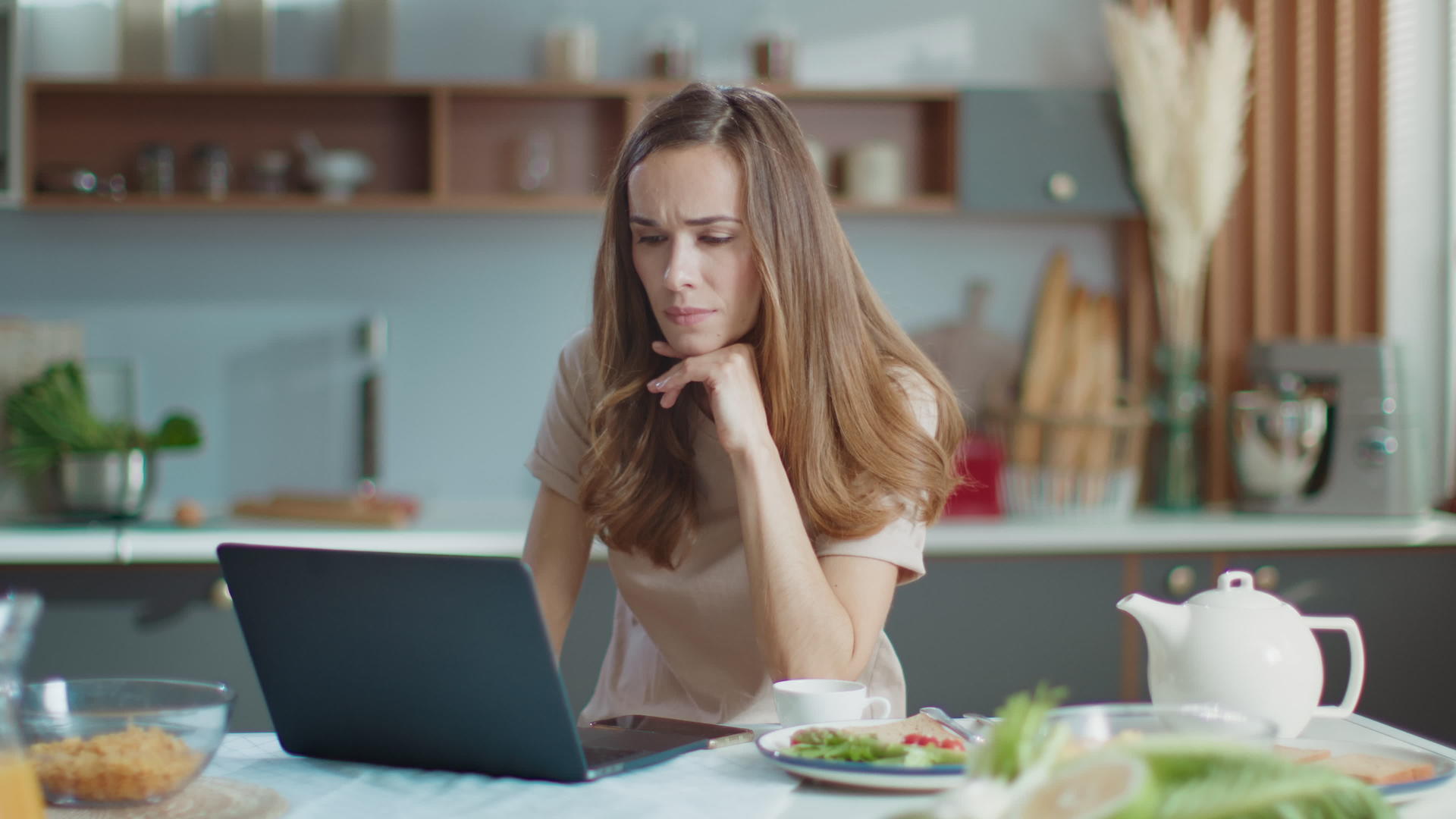 女性在家庭办公室使用笔记本电脑视频的预览图