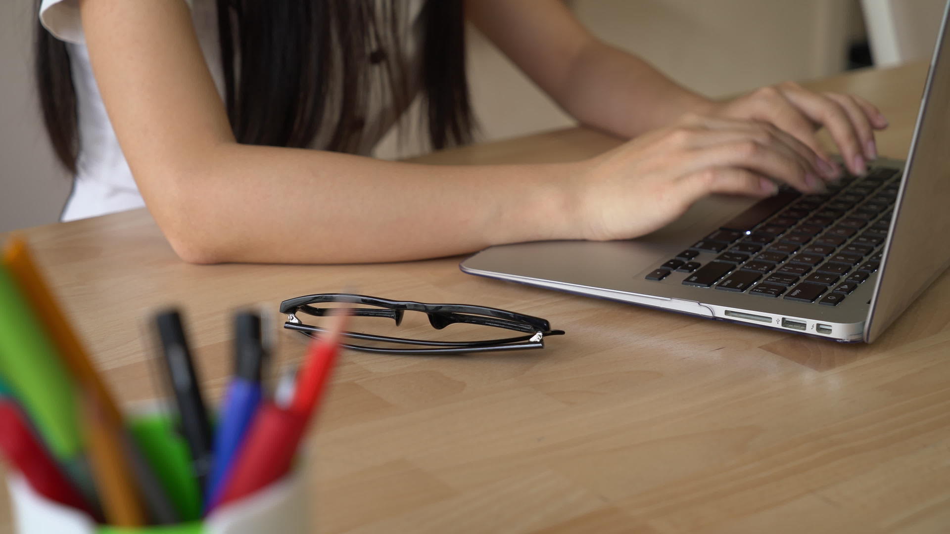 女人用手在电脑上打字视频的预览图