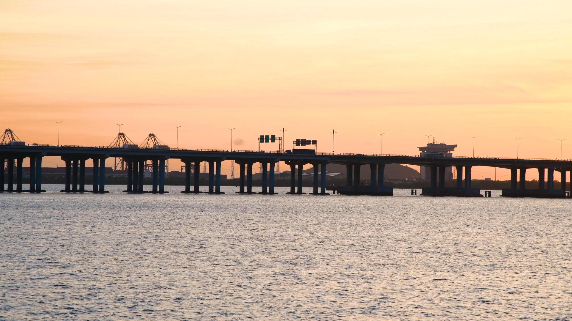 夕阳下的广深沿江高速4K视频的预览图
