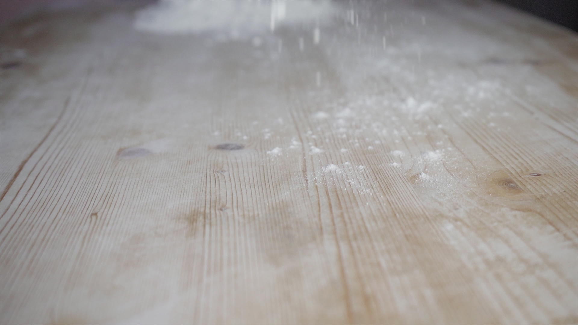把白面粉倒在浅木桌上视频的预览图