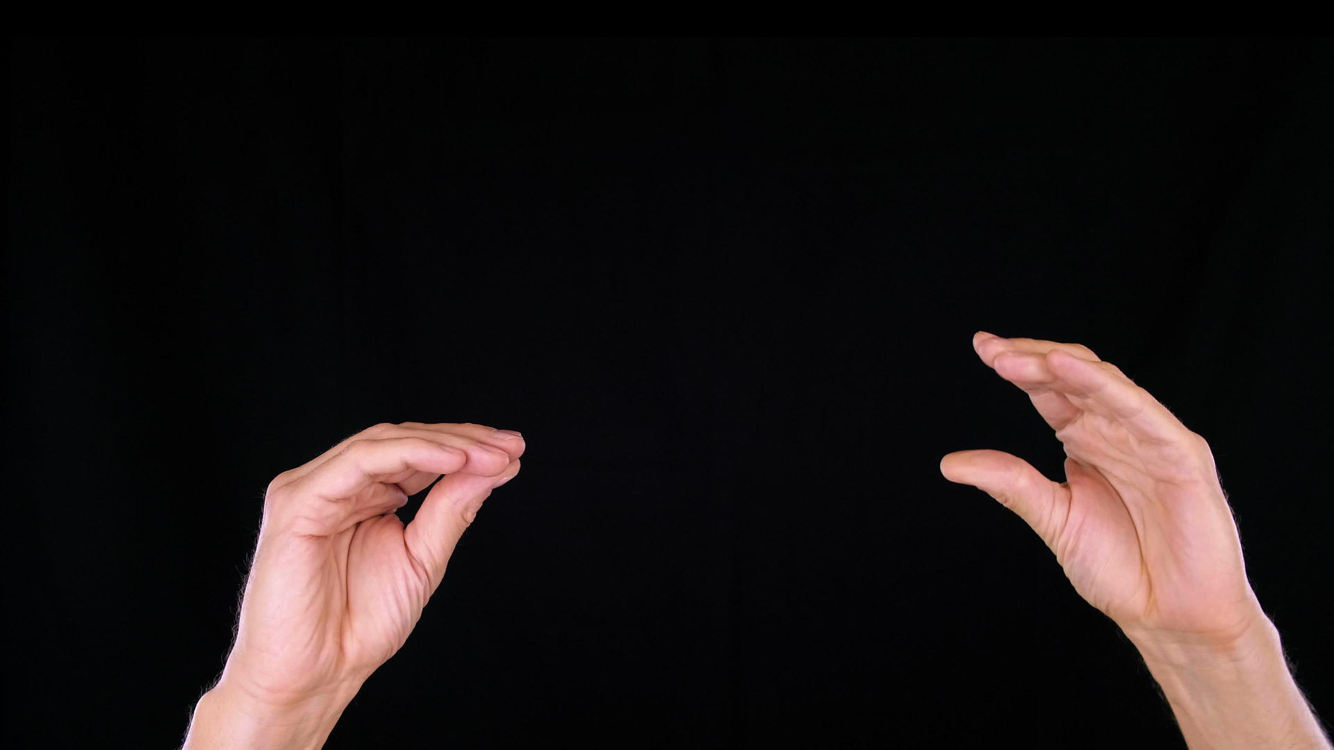 男人用双手展示影子剧场视频的预览图