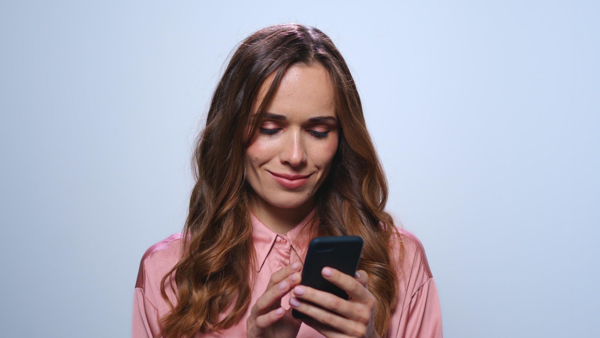 有吸引力的商业女性使用智能手机视频的预览图