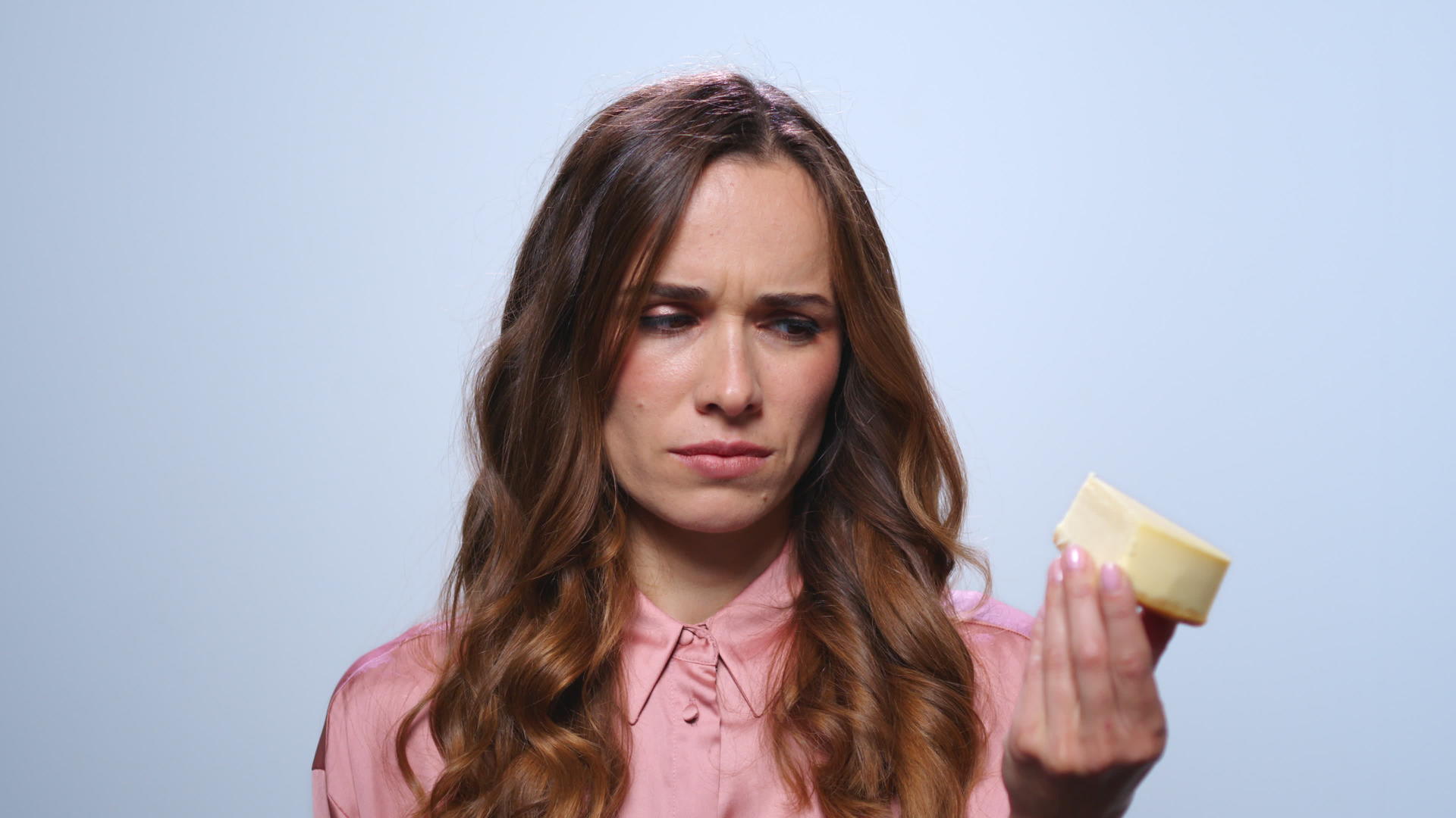 一个心烦意乱的女人拿着一块芝士蛋糕视频的预览图